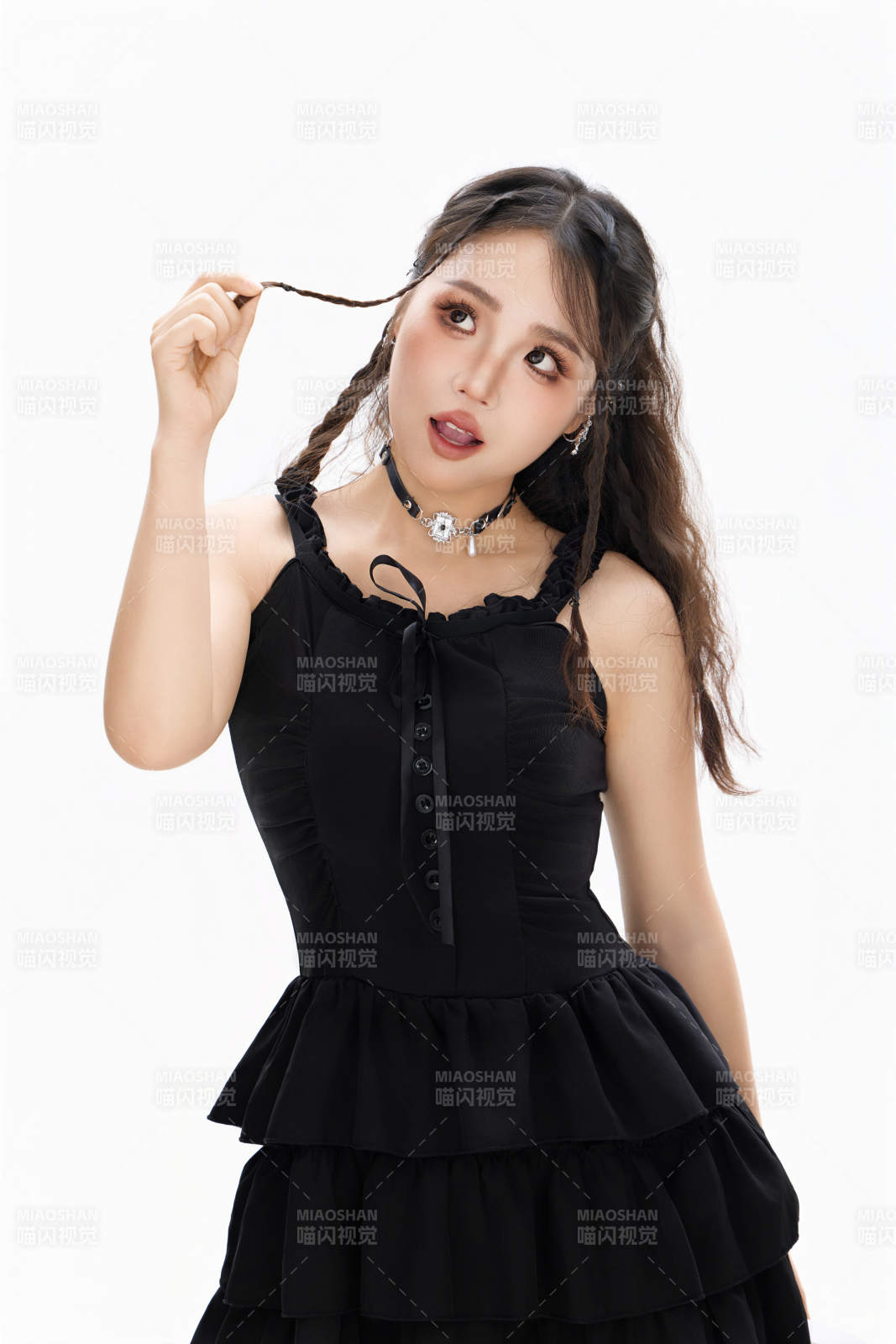 影棚拍摄动感十足的时尚女性形象