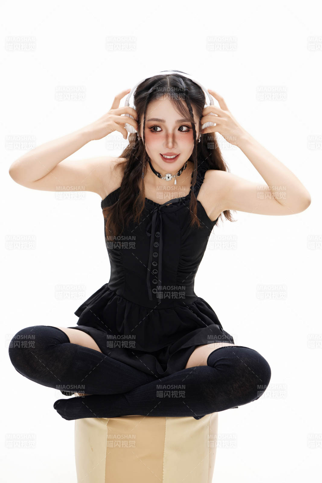 影棚拍攝動感十足的時尚女性形象