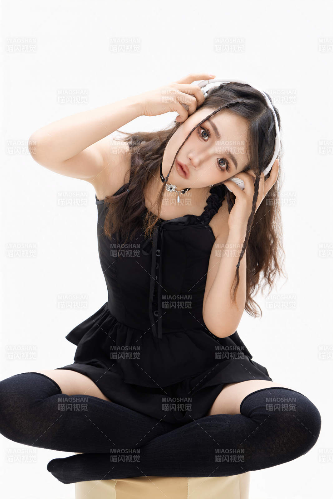 影棚拍攝動感十足的時尚女性形象