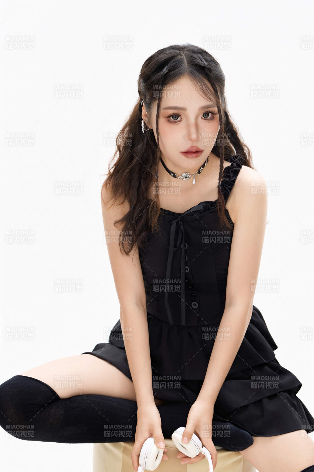 影棚拍攝動感十足的時尚女性形象