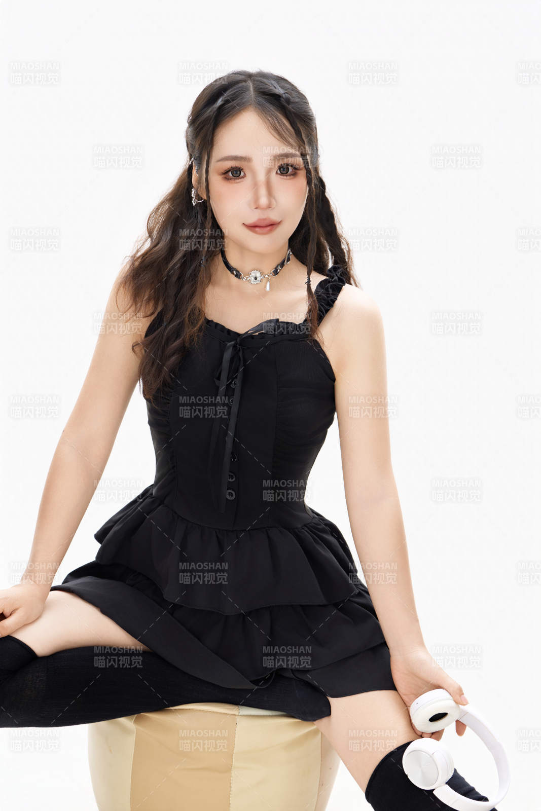 影棚拍摄动感十足的时尚女性形象