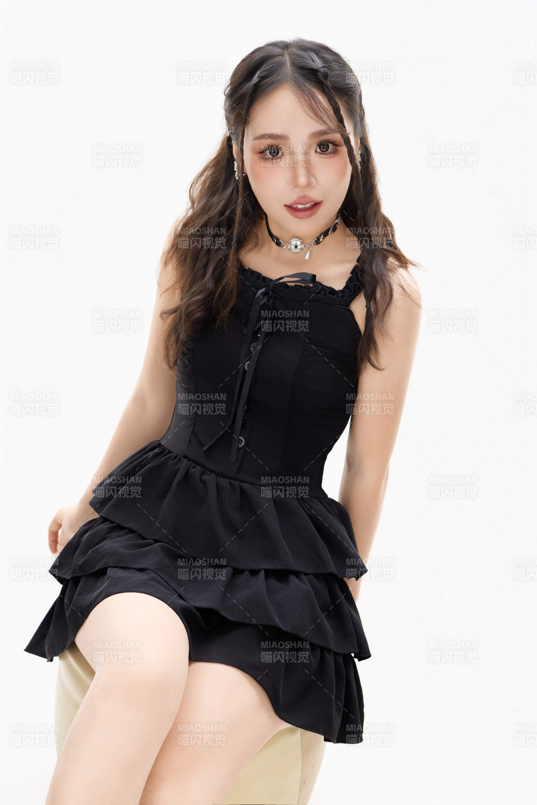 影棚拍摄动感十足的时尚女性形象