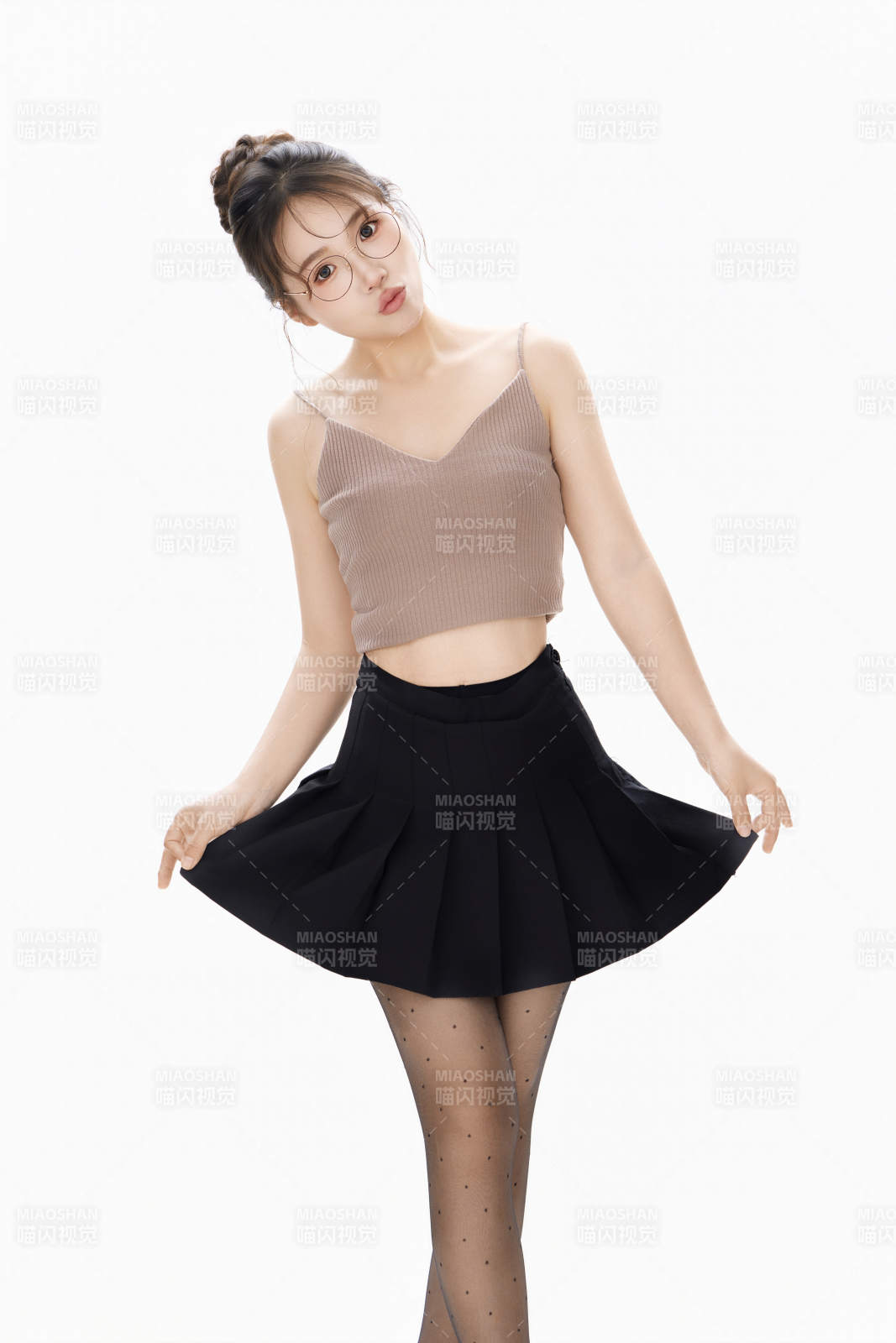 白色背景下青春活力的職業女性形象