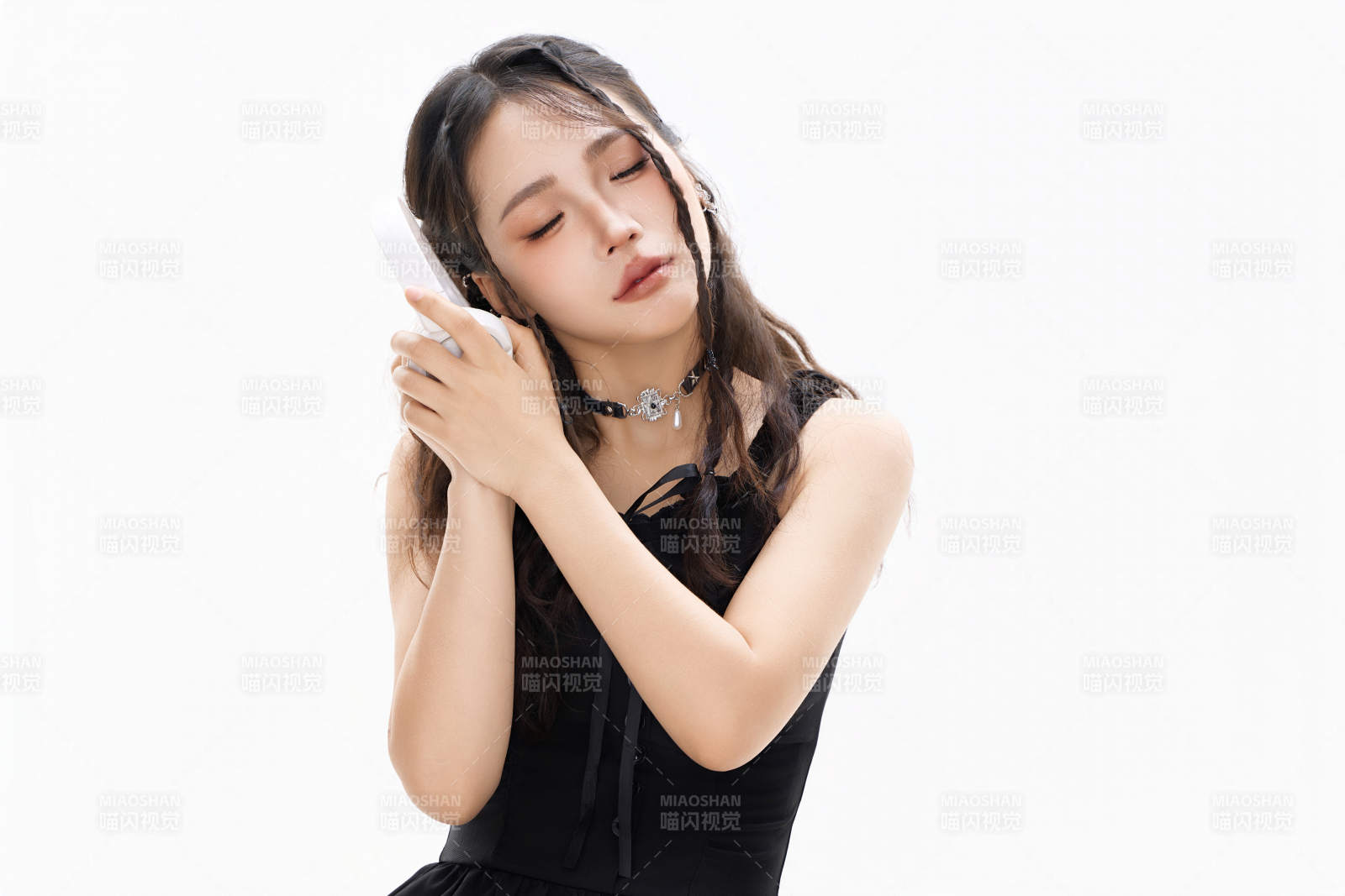 影棚拍攝動感十足的時尚女性形象