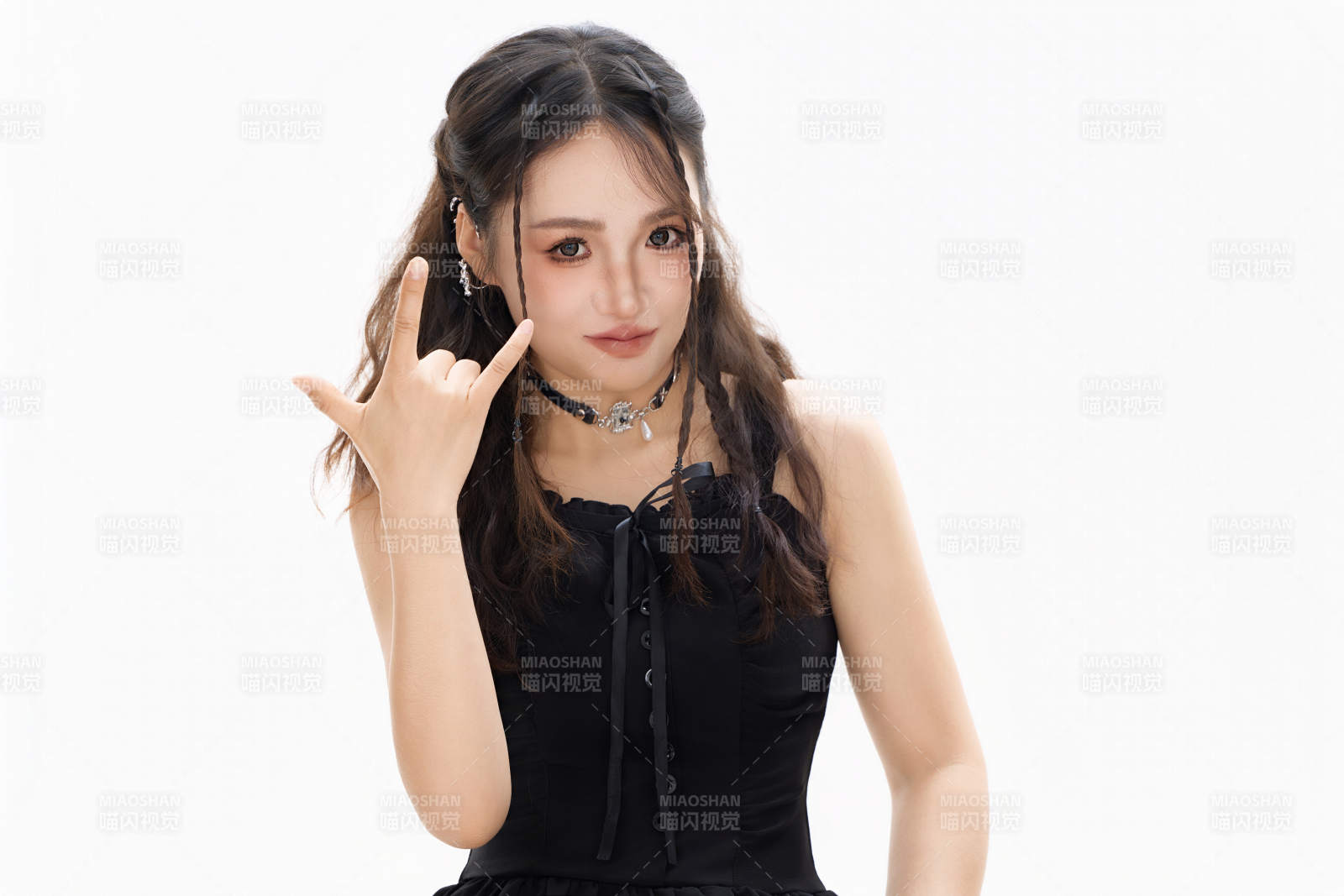 影棚拍攝動(dòng)感十足的時(shí)尚女性形象