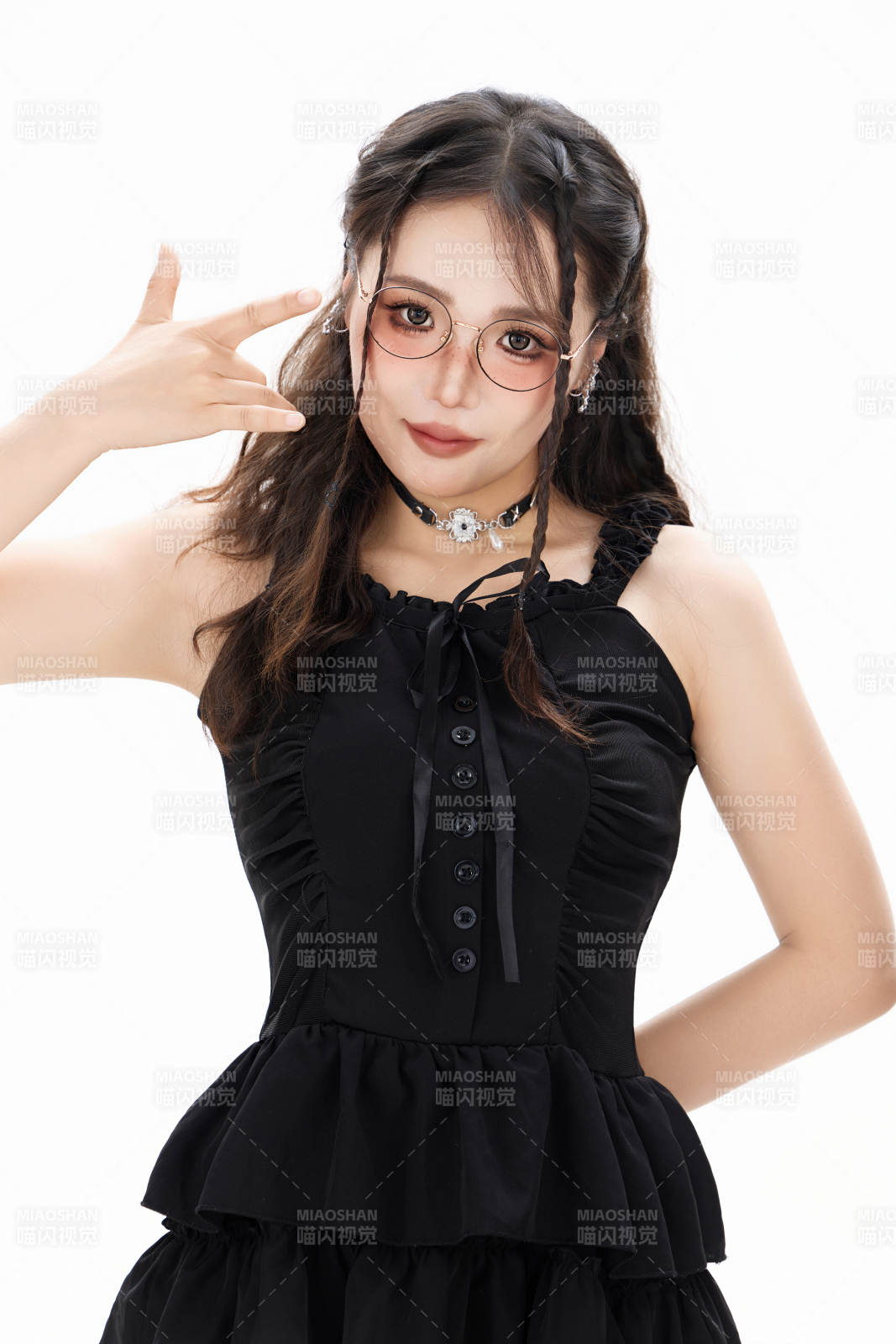 影棚拍攝動(dòng)感十足的時(shí)尚女性形象