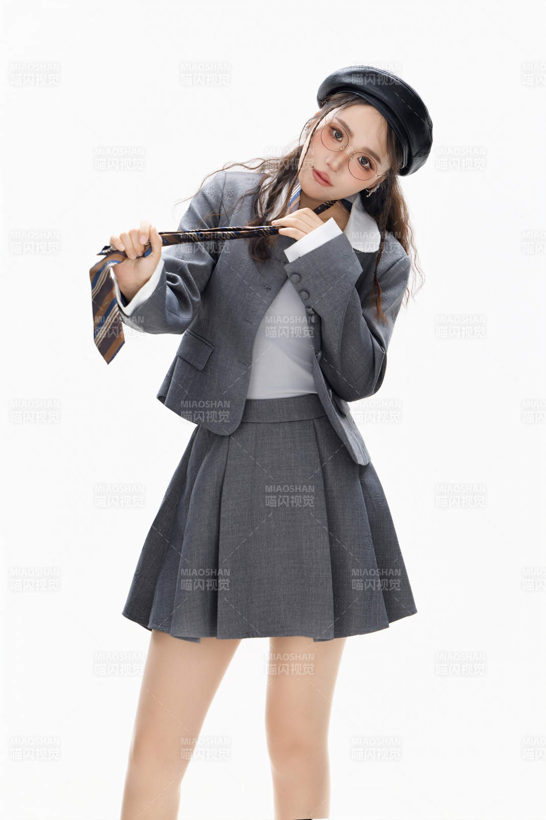 影棚拍攝身穿制服裝扮時(shí)尚的亞洲美女