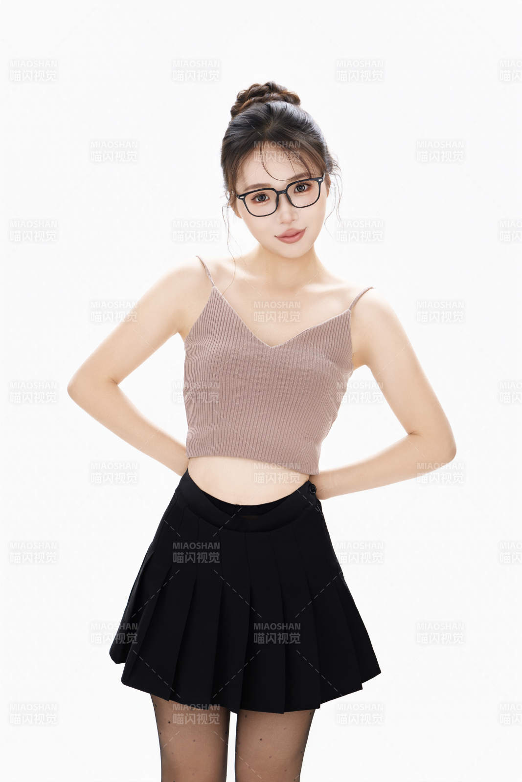 白色背景下青春活力的職業(yè)女性形象