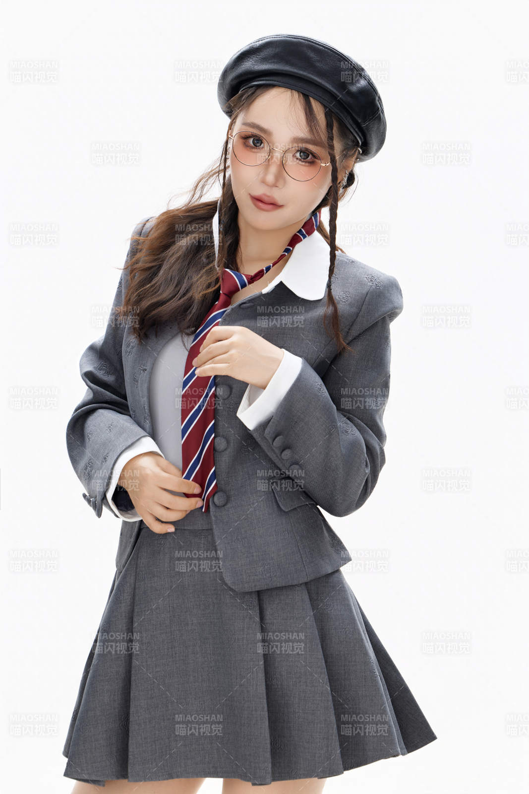 影棚拍攝身穿制服裝扮時(shí)尚的亞洲美女