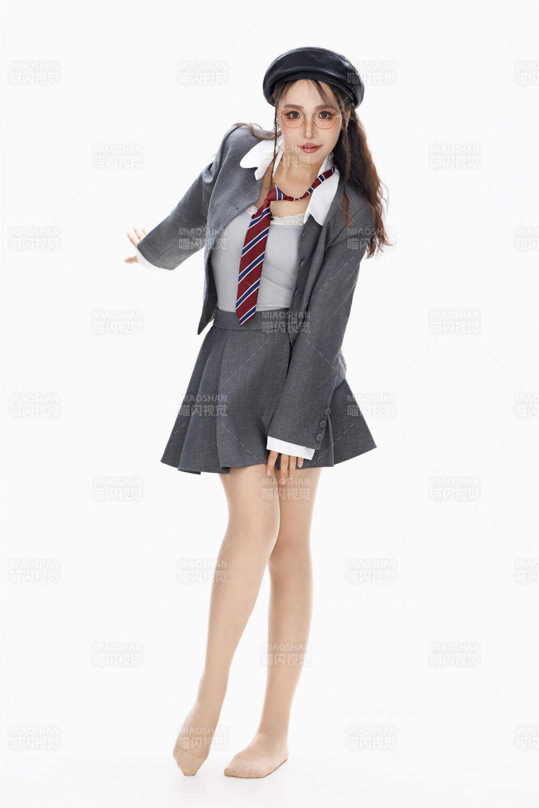 影棚拍攝身穿制服裝扮時尚的亞洲美女