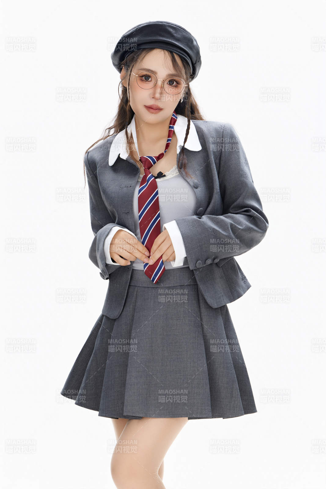 影棚拍攝身穿制服裝扮時尚的亞洲美女