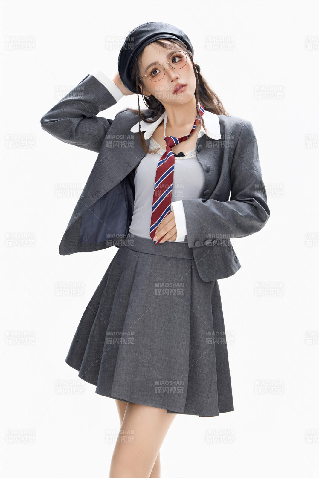 影棚拍攝身穿制服裝扮時尚的亞洲美女