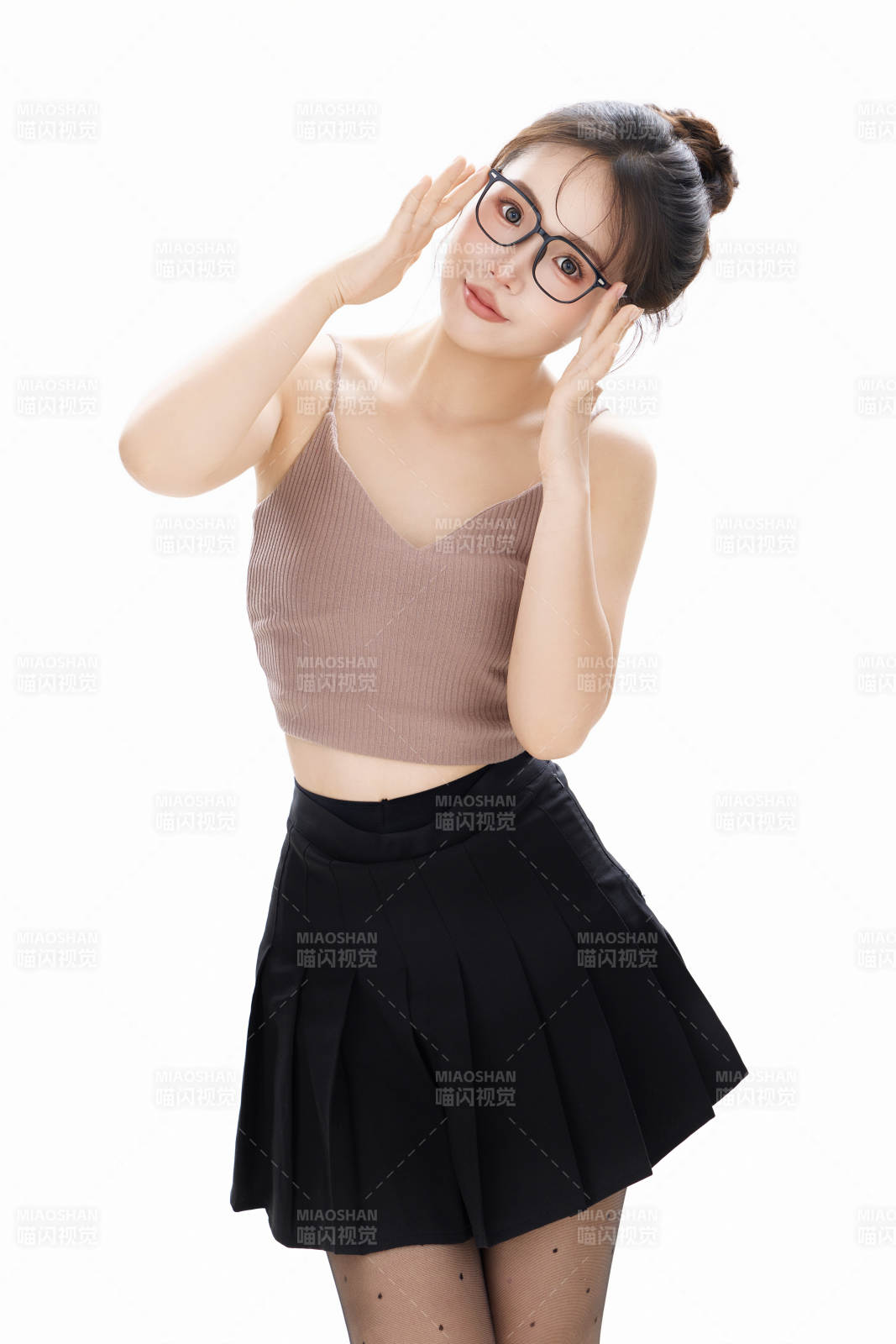 白色背景下青春活力的職業(yè)女性形象