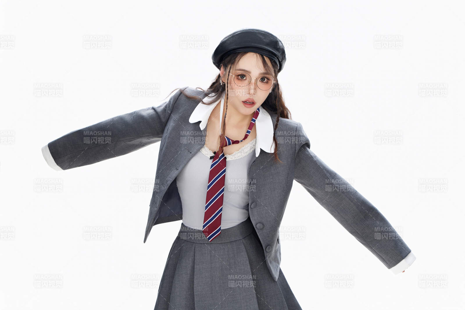 影棚拍攝身穿制服裝扮時尚的亞洲美女