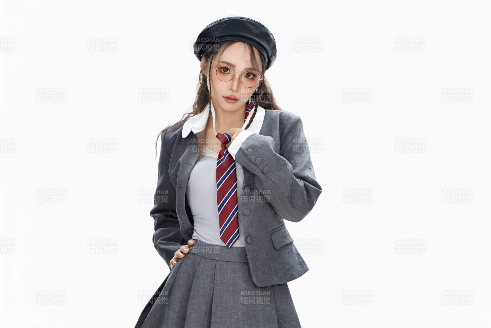 影棚拍攝身穿制服裝扮時尚的亞洲美女