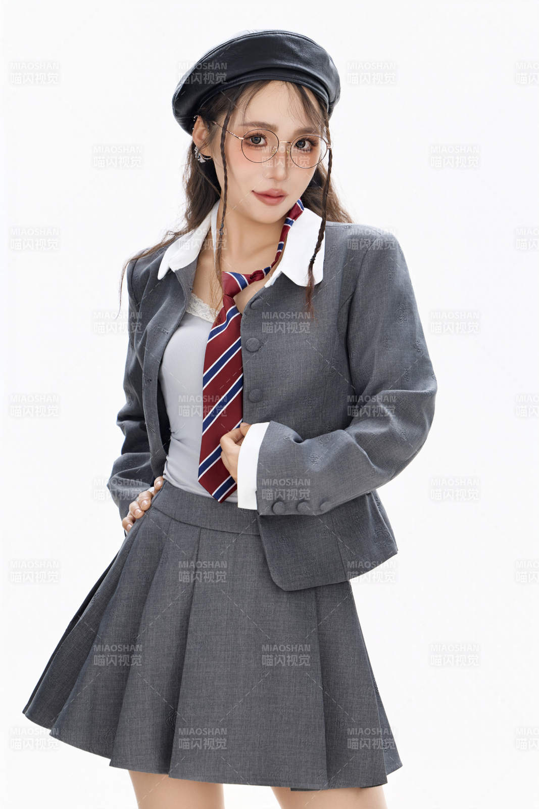 影棚拍攝身穿制服裝扮時尚的亞洲美女