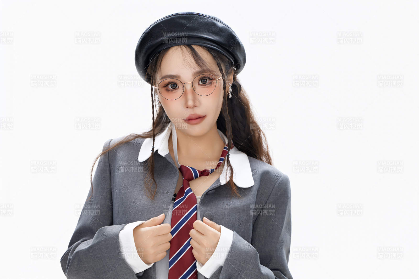 影棚拍攝身穿制服裝扮時尚的亞洲美女