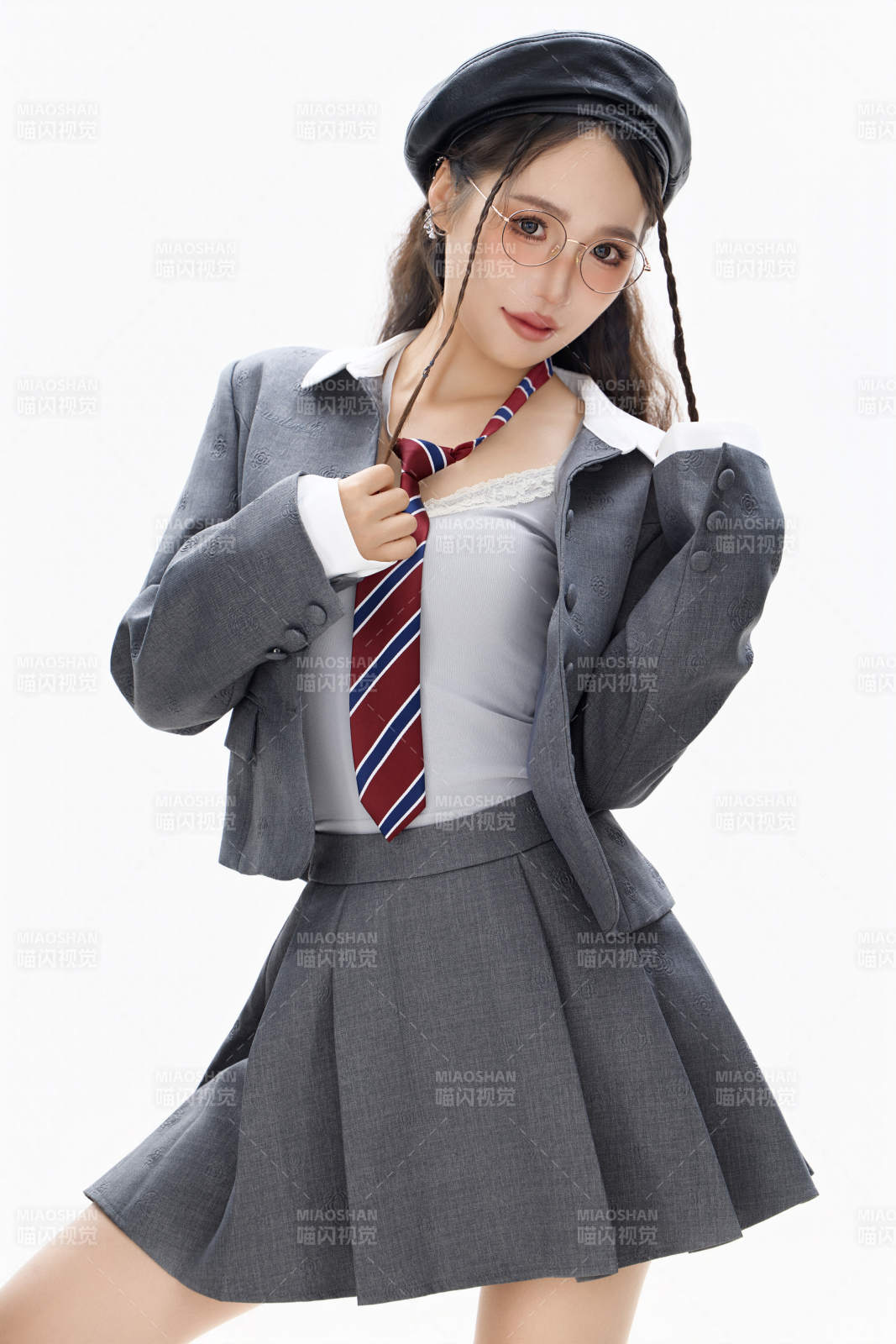 影棚拍攝身穿制服裝扮時尚的亞洲美女