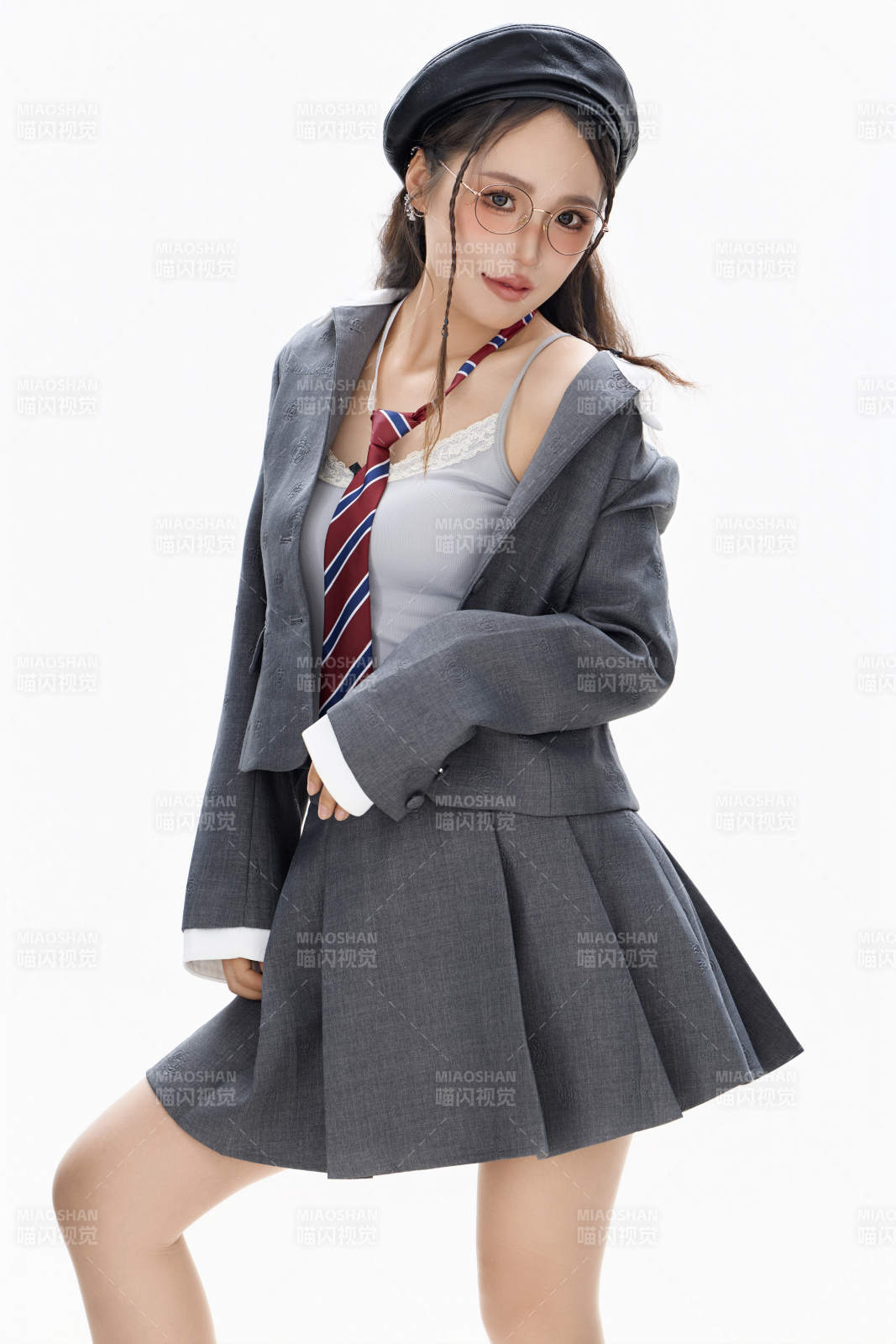 影棚拍攝身穿制服裝扮時尚的亞洲美女