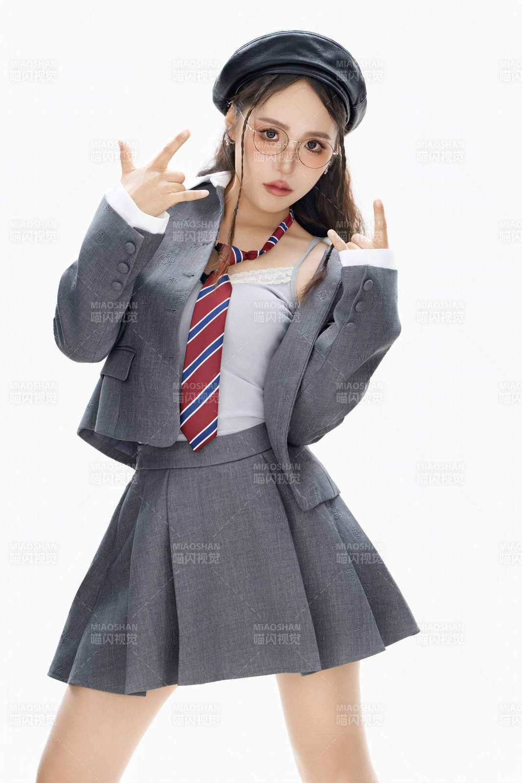 影棚拍攝身穿制服裝扮時尚的亞洲美女