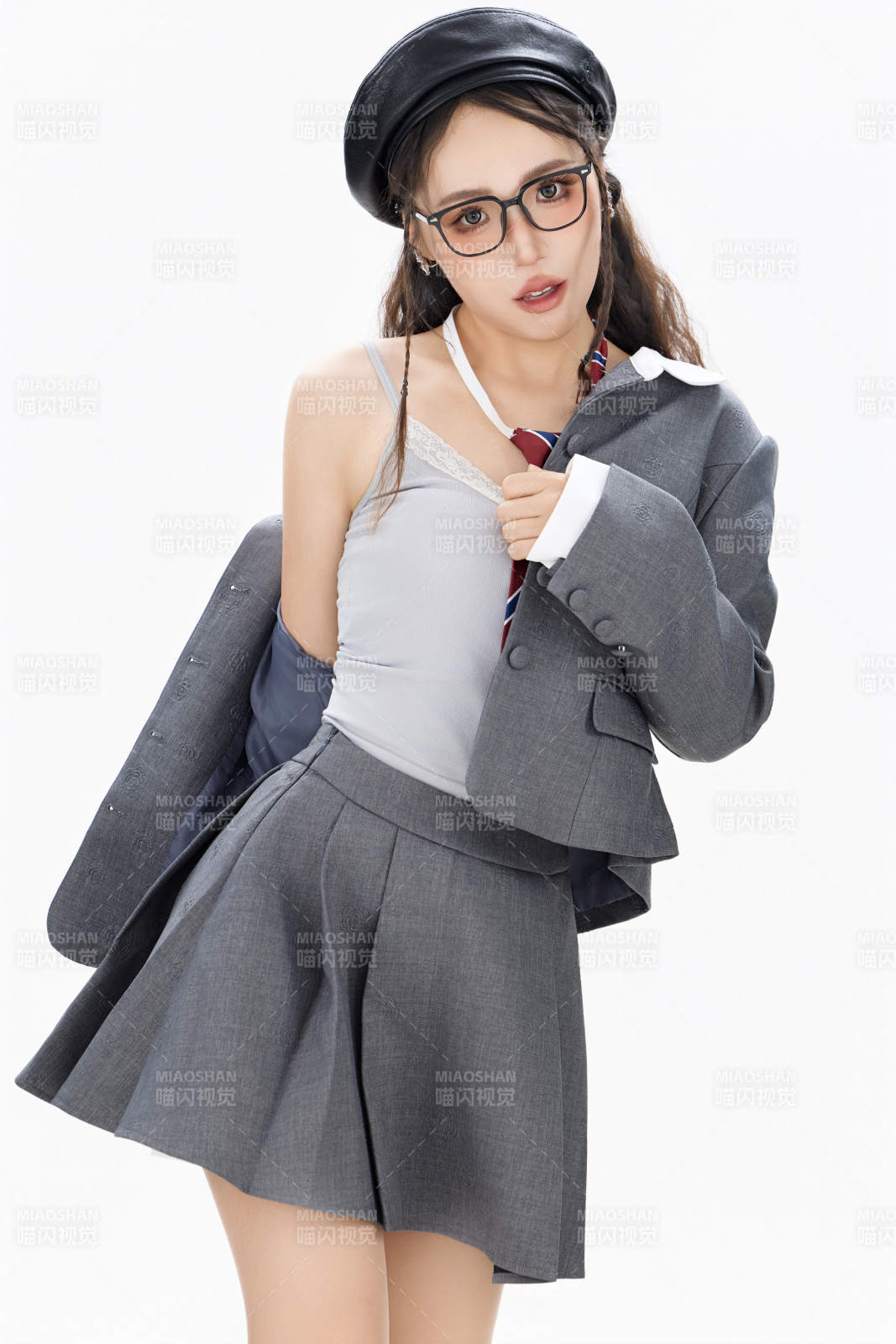 影棚拍攝身穿制服裝扮時尚的亞洲美女