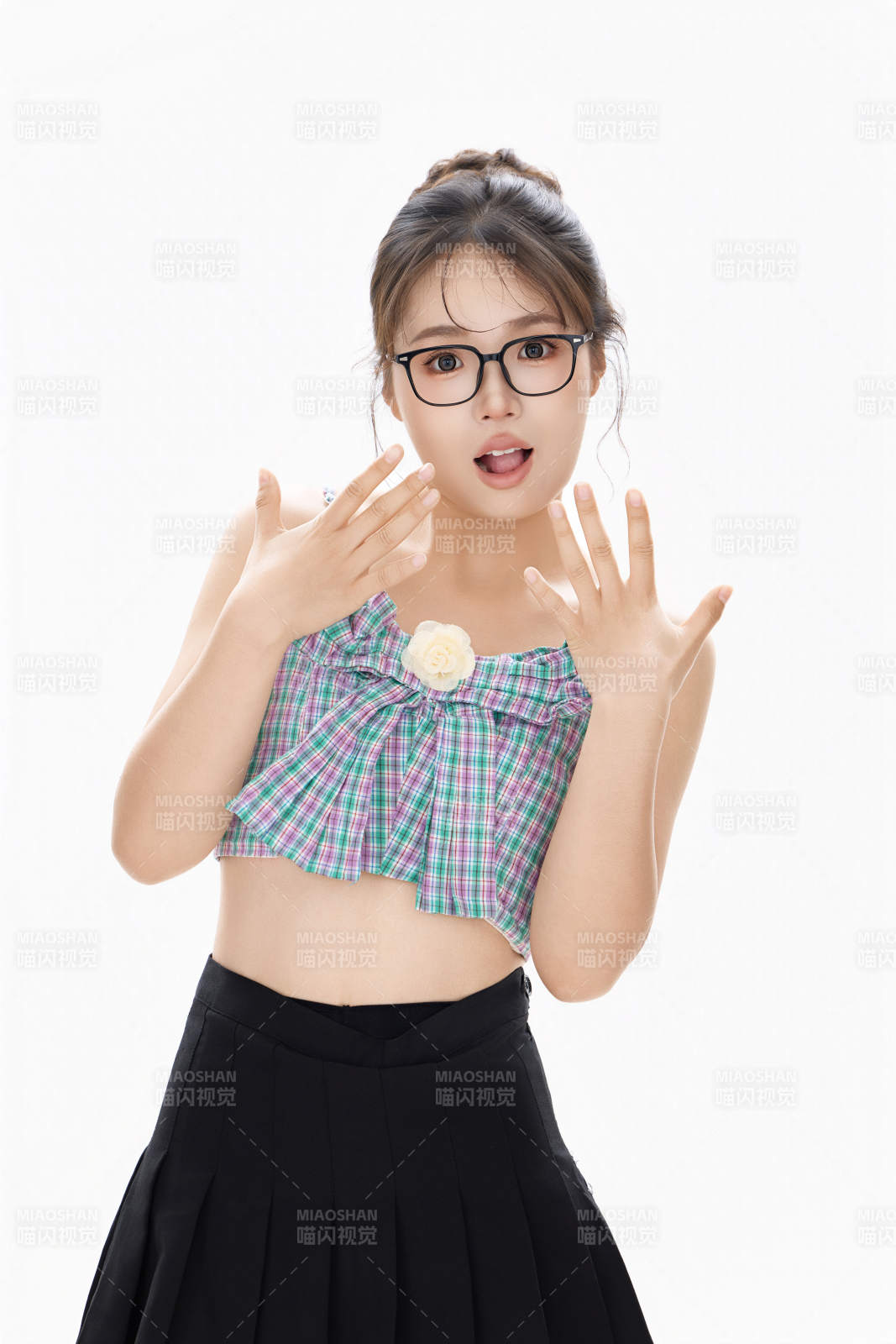 白色背景下青春活力的職業(yè)女性形象