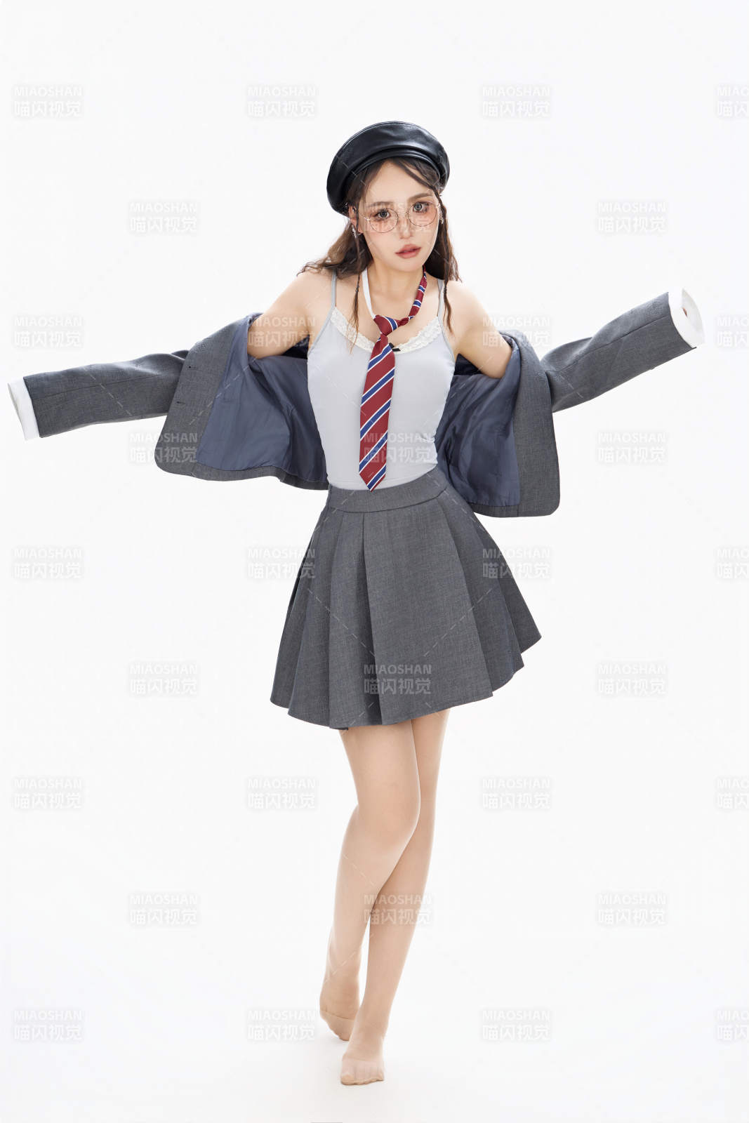 影棚拍攝身穿制服裝扮時尚的亞洲美女