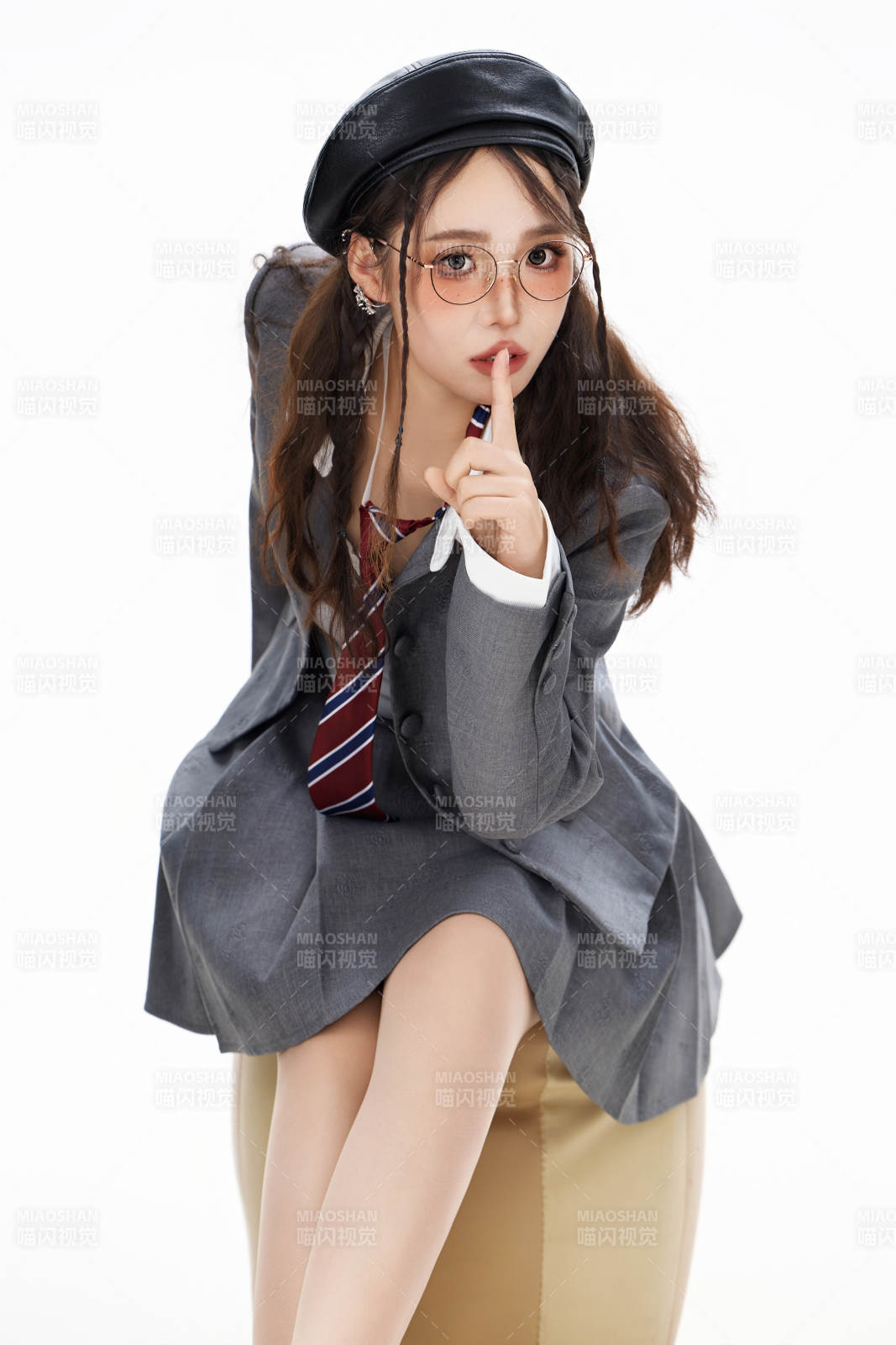 影棚拍攝身穿制服裝扮時尚的亞洲美女