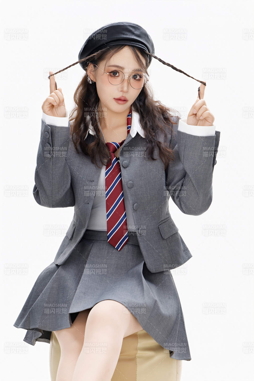 影棚拍攝身穿制服裝扮時尚的亞洲美女