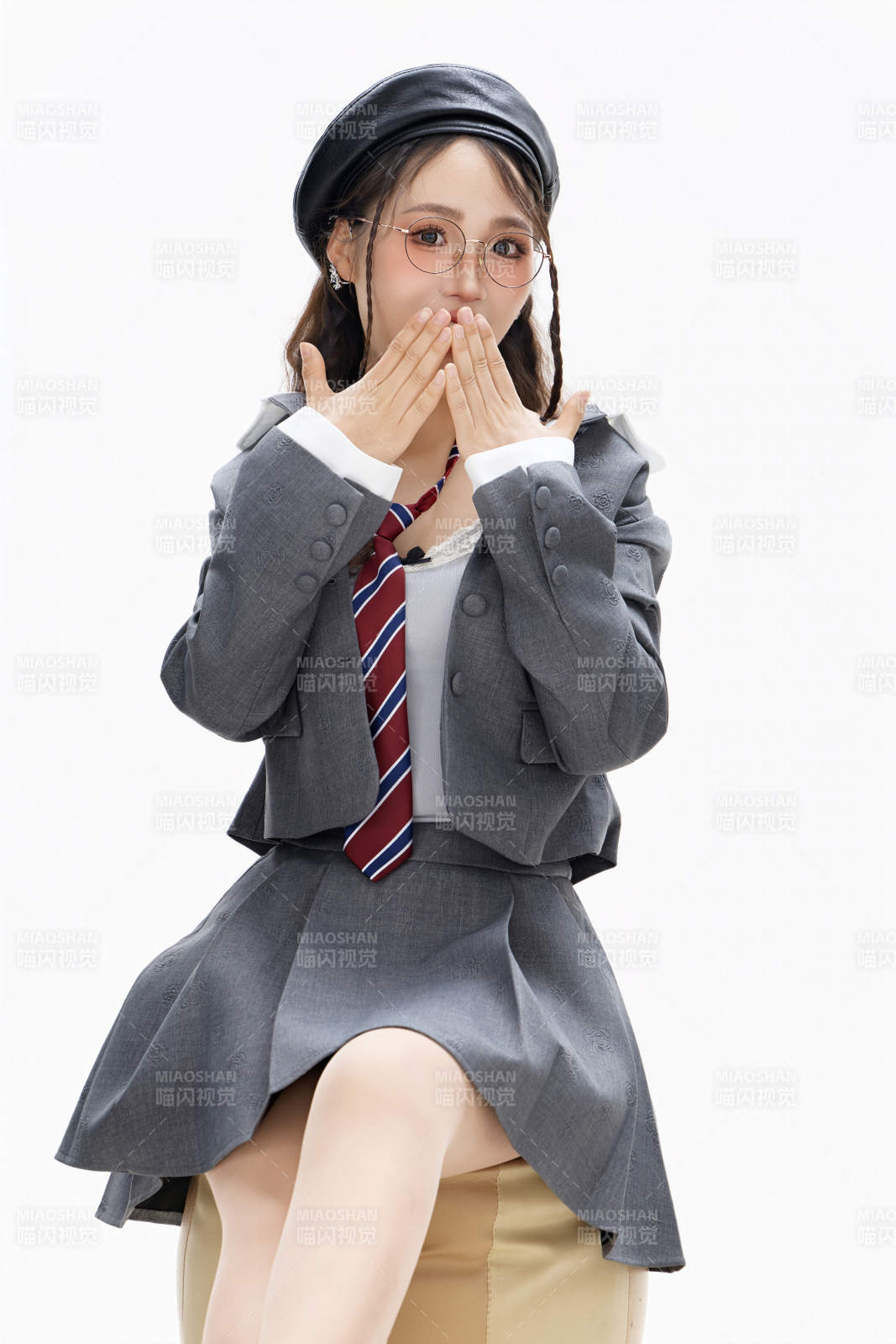 影棚拍攝身穿制服裝扮時(shí)尚的亞洲美女