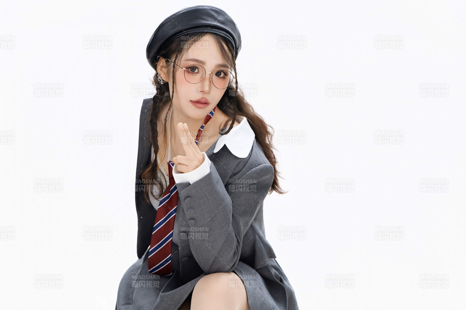 影棚拍攝身穿制服裝扮時尚的亞洲美女