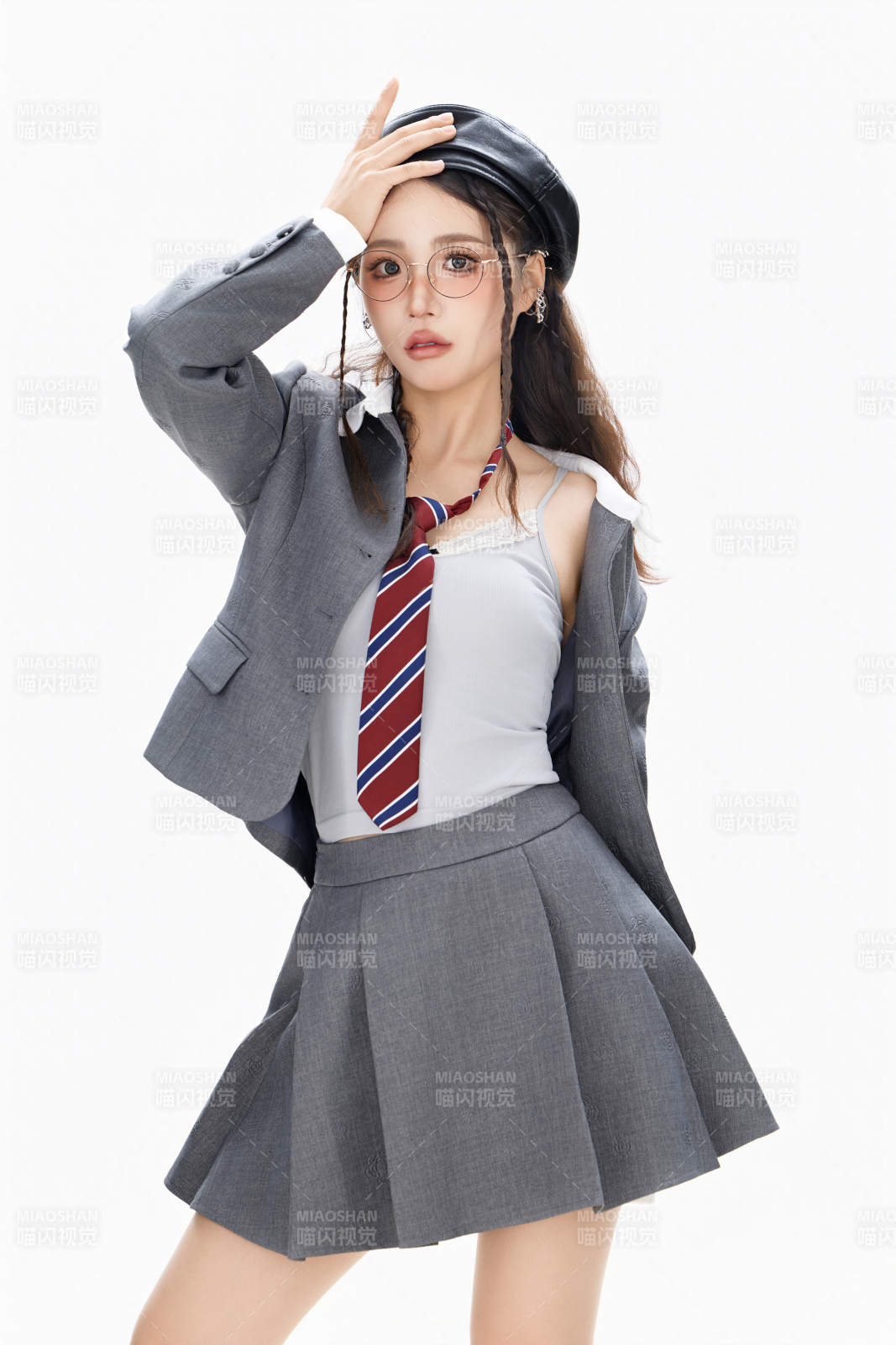 影棚拍攝身穿制服裝扮時尚的亞洲美女