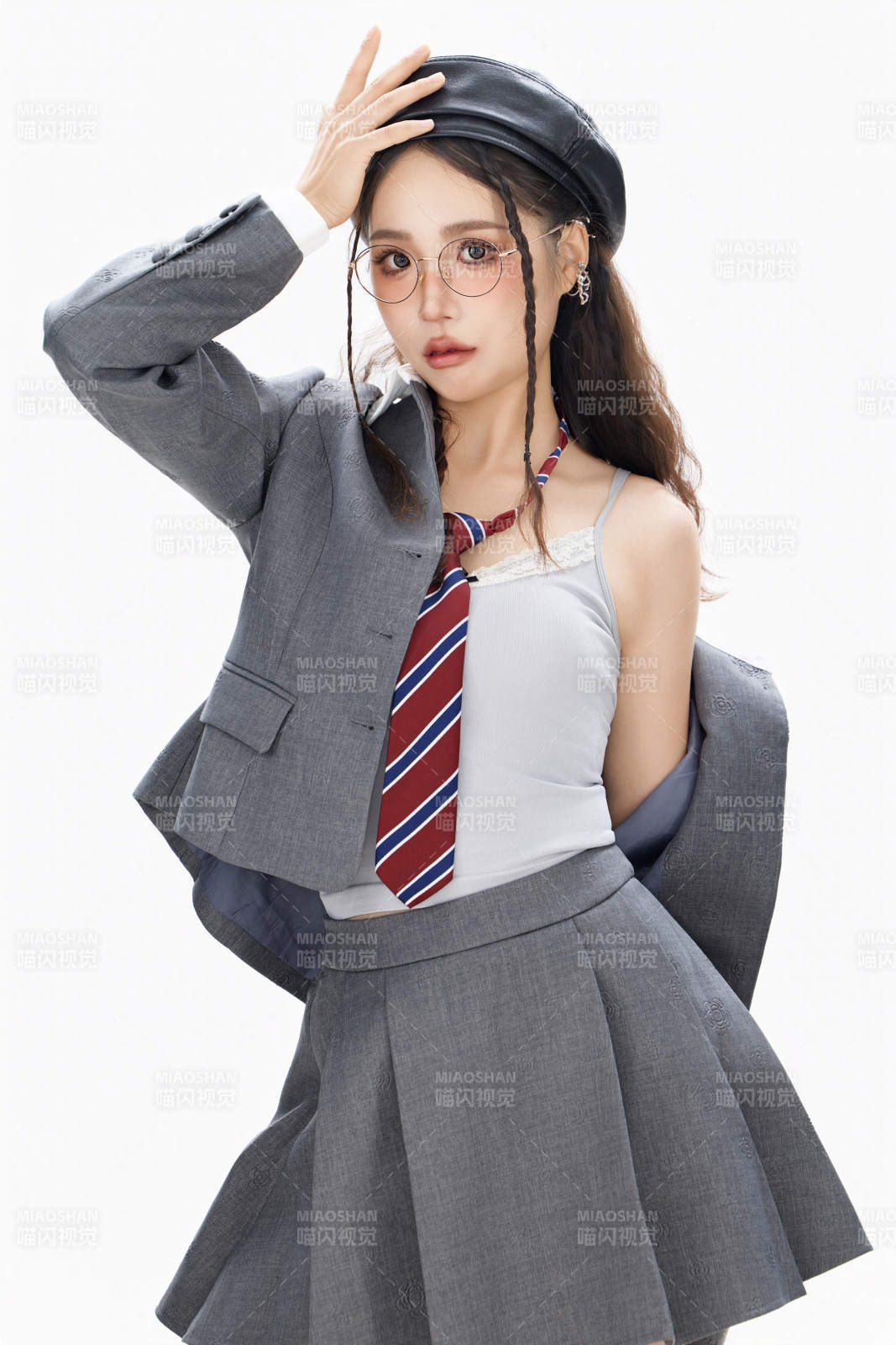 影棚拍攝身穿制服裝扮時尚的亞洲美女