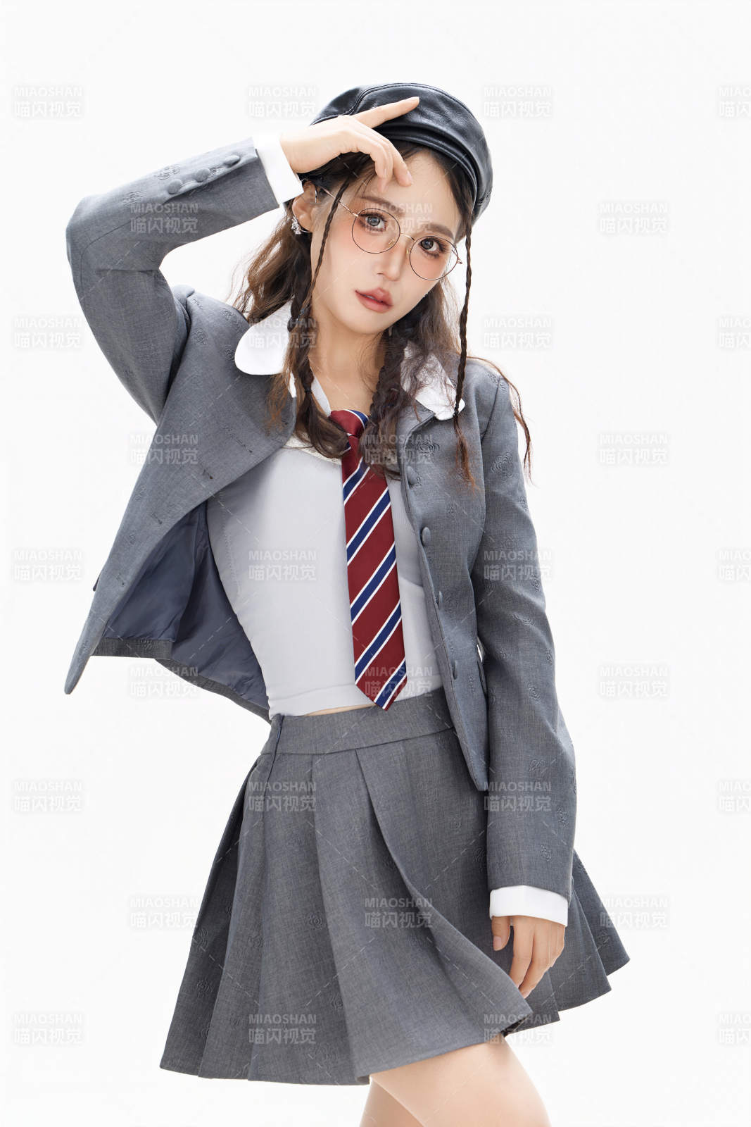 影棚拍攝身穿制服裝扮時尚的亞洲美女