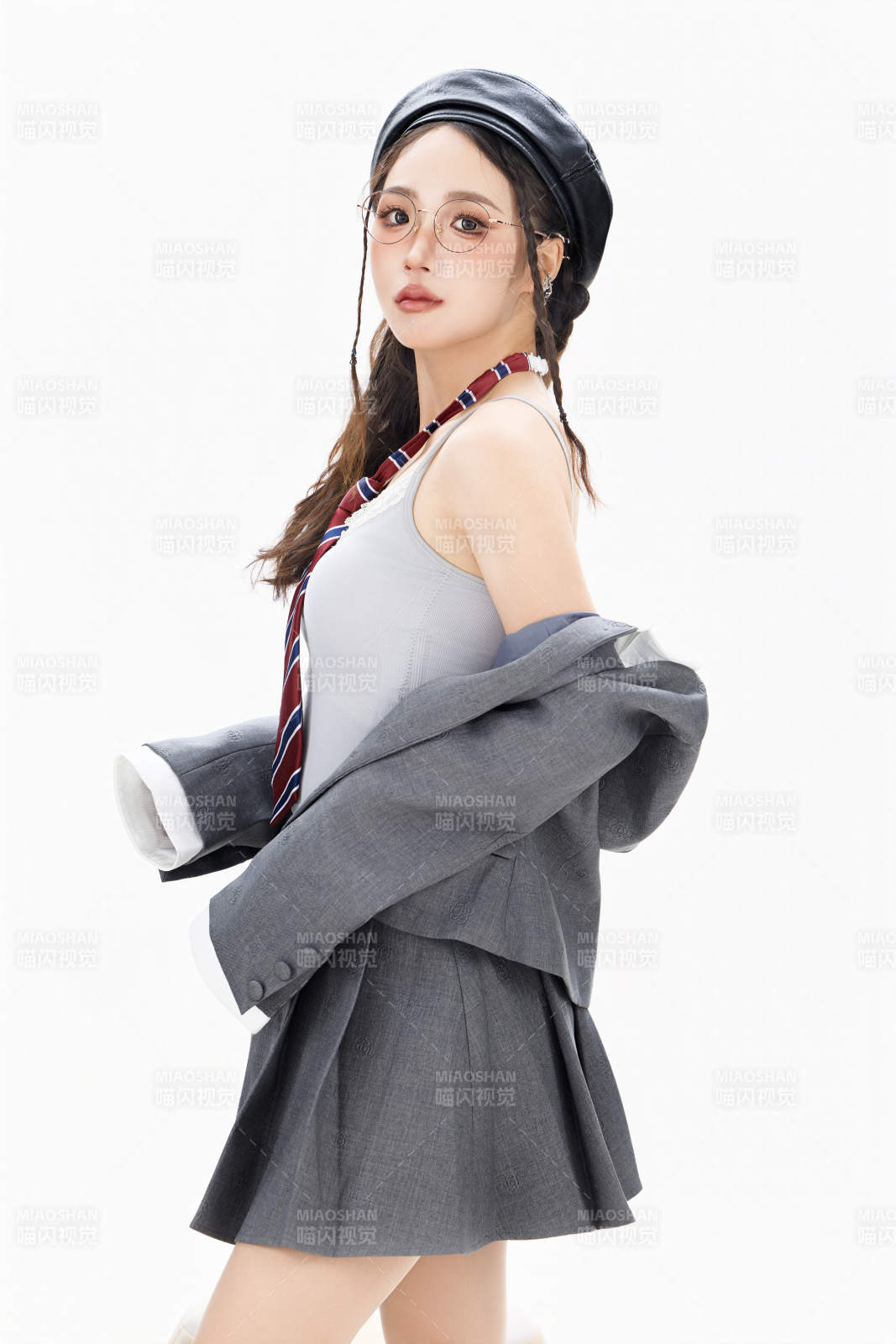 影棚拍摄身穿制服装扮时尚的亚洲美女