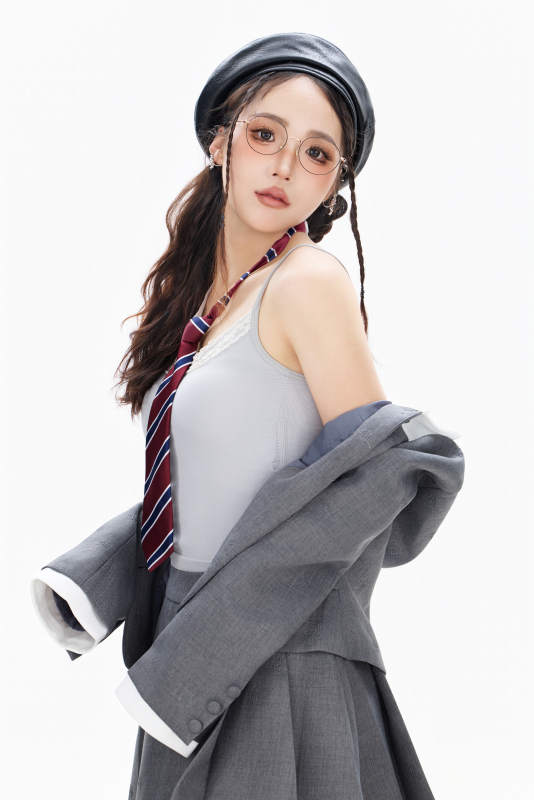 影棚拍摄身穿制服装扮时尚的亚洲美女