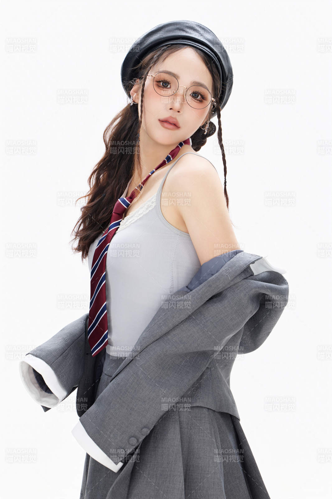 影棚拍摄身穿制服装扮时尚的亚洲美女