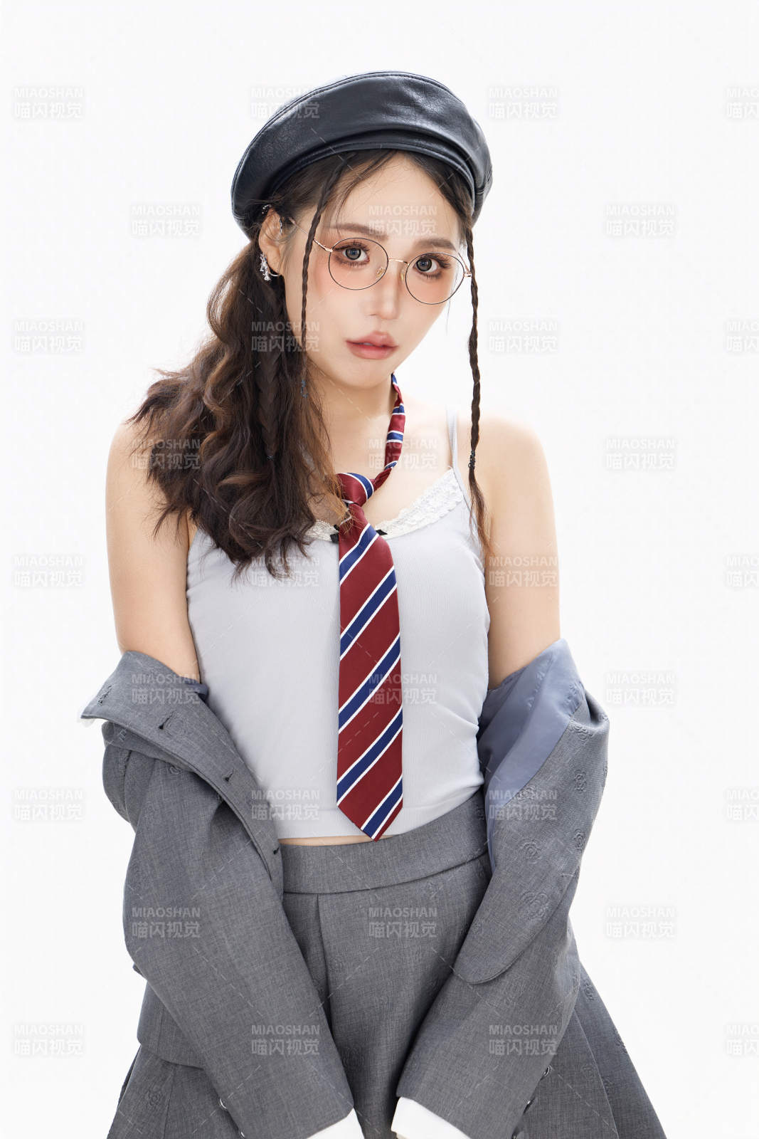 影棚拍攝身穿制服裝扮時尚的亞洲美女