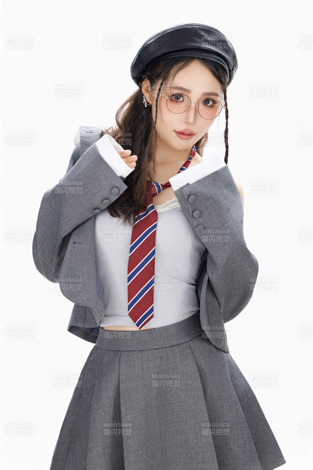 影棚拍攝身穿制服裝扮時尚的亞洲美女