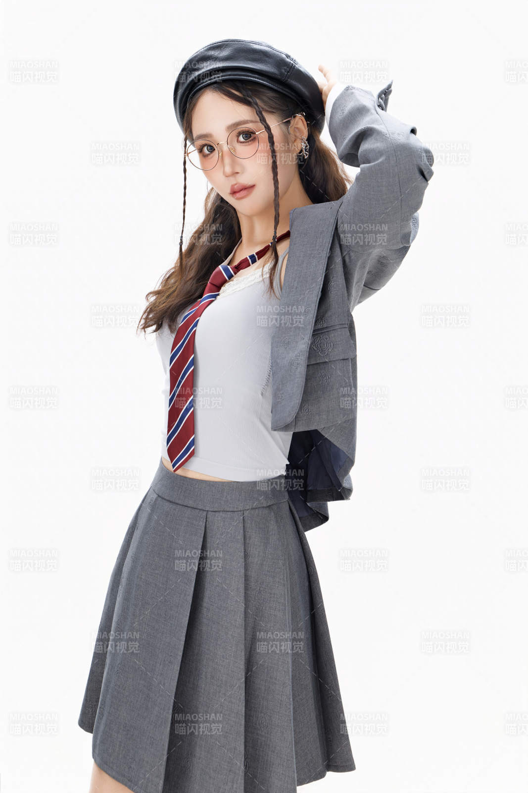 影棚拍攝身穿制服裝扮時尚的亞洲美女