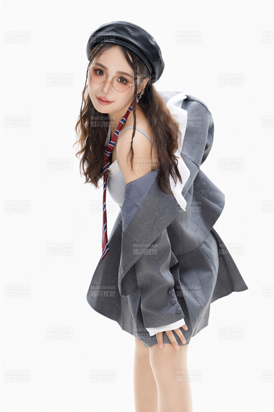 影棚拍攝身穿制服裝扮時尚的亞洲美女