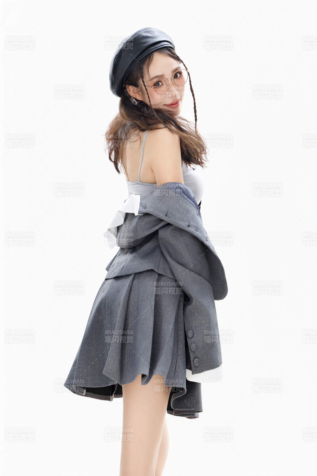 影棚拍攝身穿制服裝扮時(shí)尚的亞洲美女