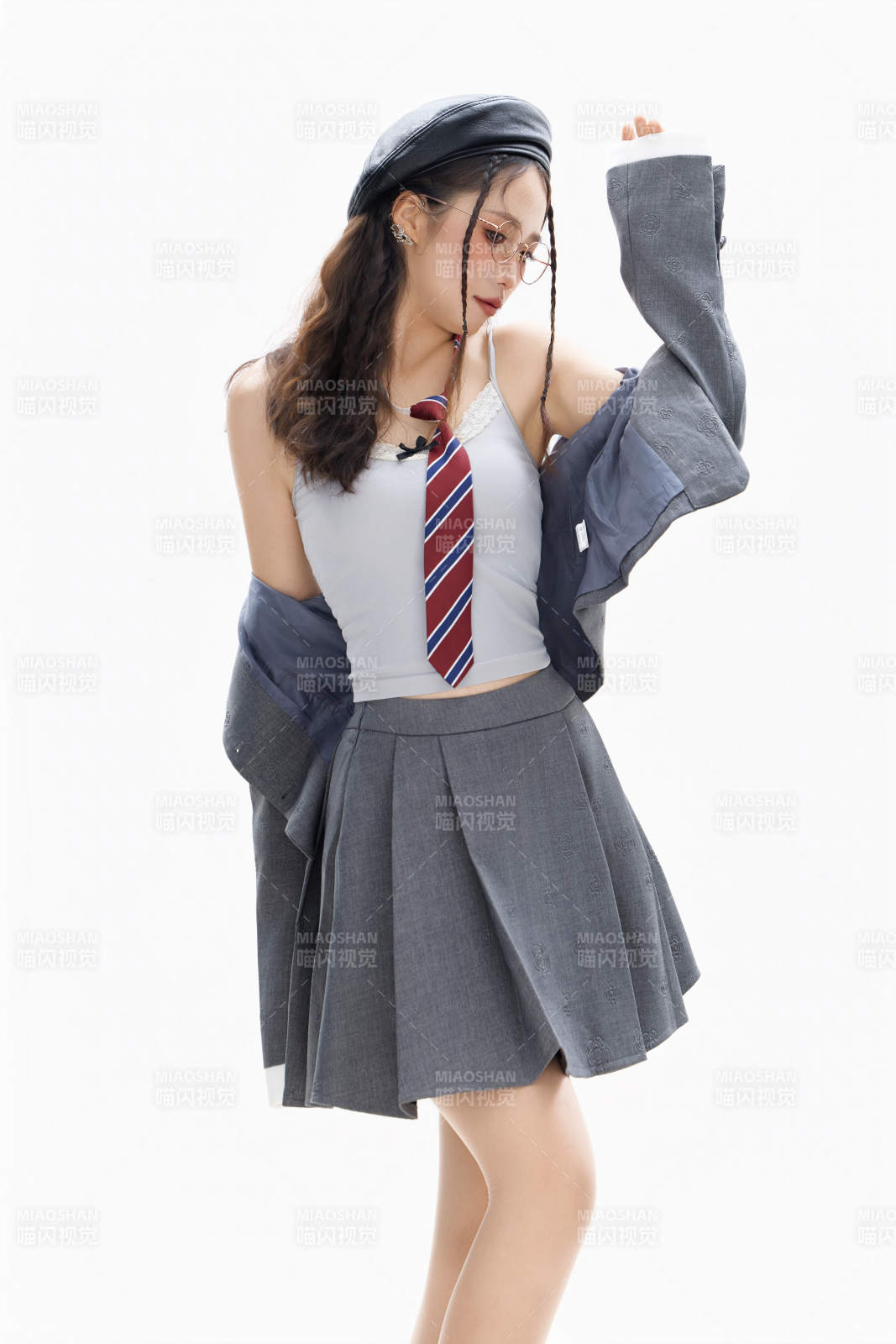 影棚拍攝身穿制服裝扮時(shí)尚的亞洲美女