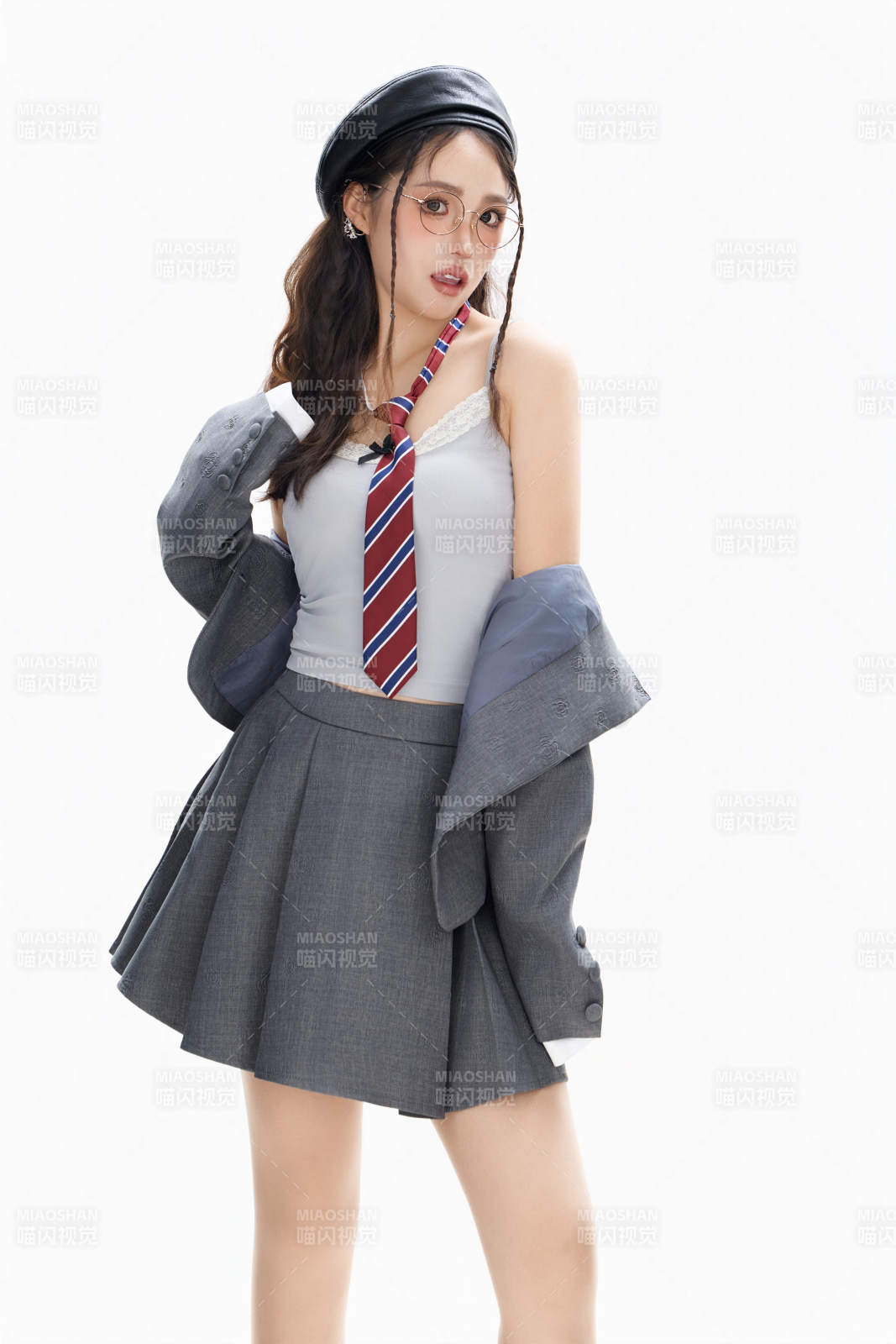 影棚拍攝身穿制服裝扮時(shí)尚的亞洲美女