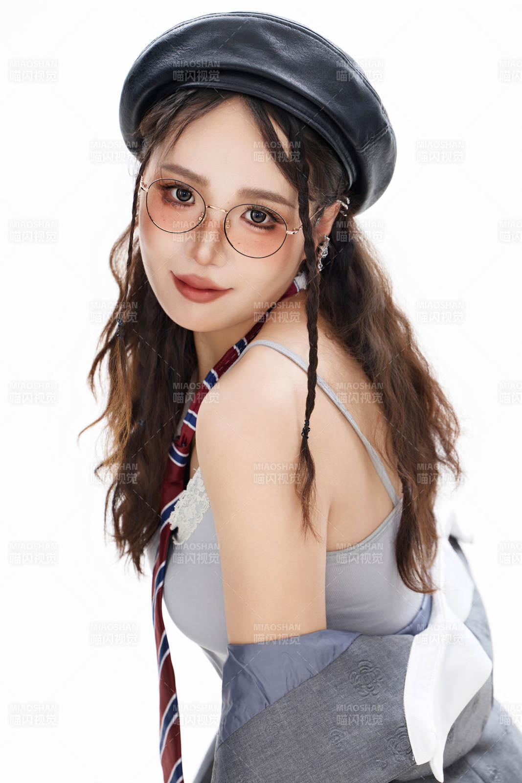 影棚拍攝身穿制服裝扮時尚的亞洲美女