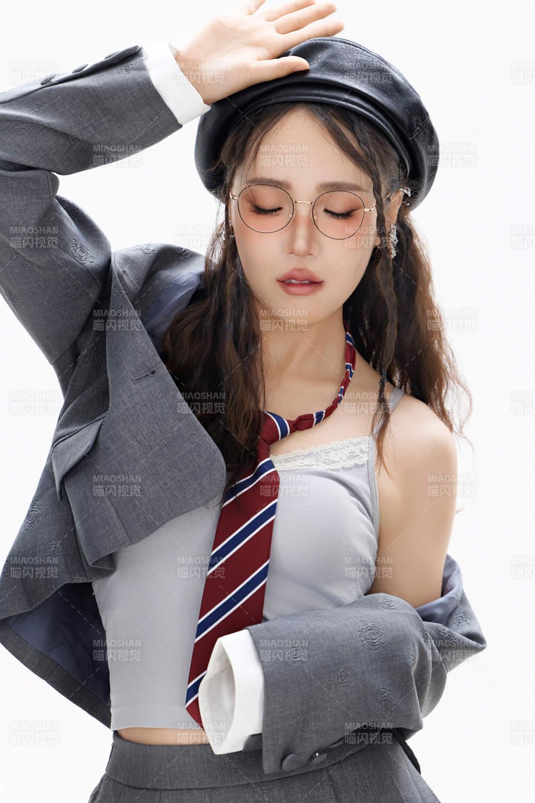 影棚拍攝身穿制服裝扮時尚的亞洲美女