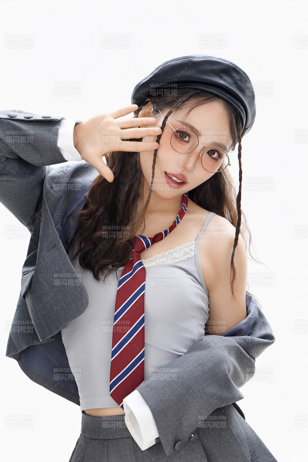 影棚拍攝身穿制服裝扮時尚的亞洲美女