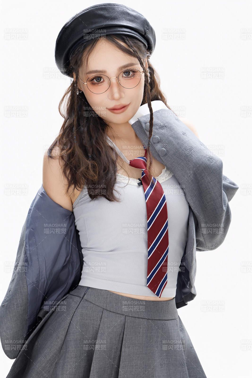 影棚拍攝身穿制服裝扮時尚的亞洲美女