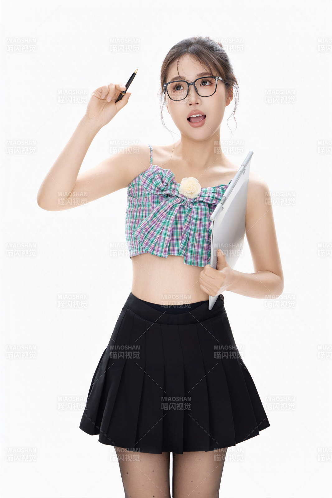 白色背景下青春活力的職業女性形象