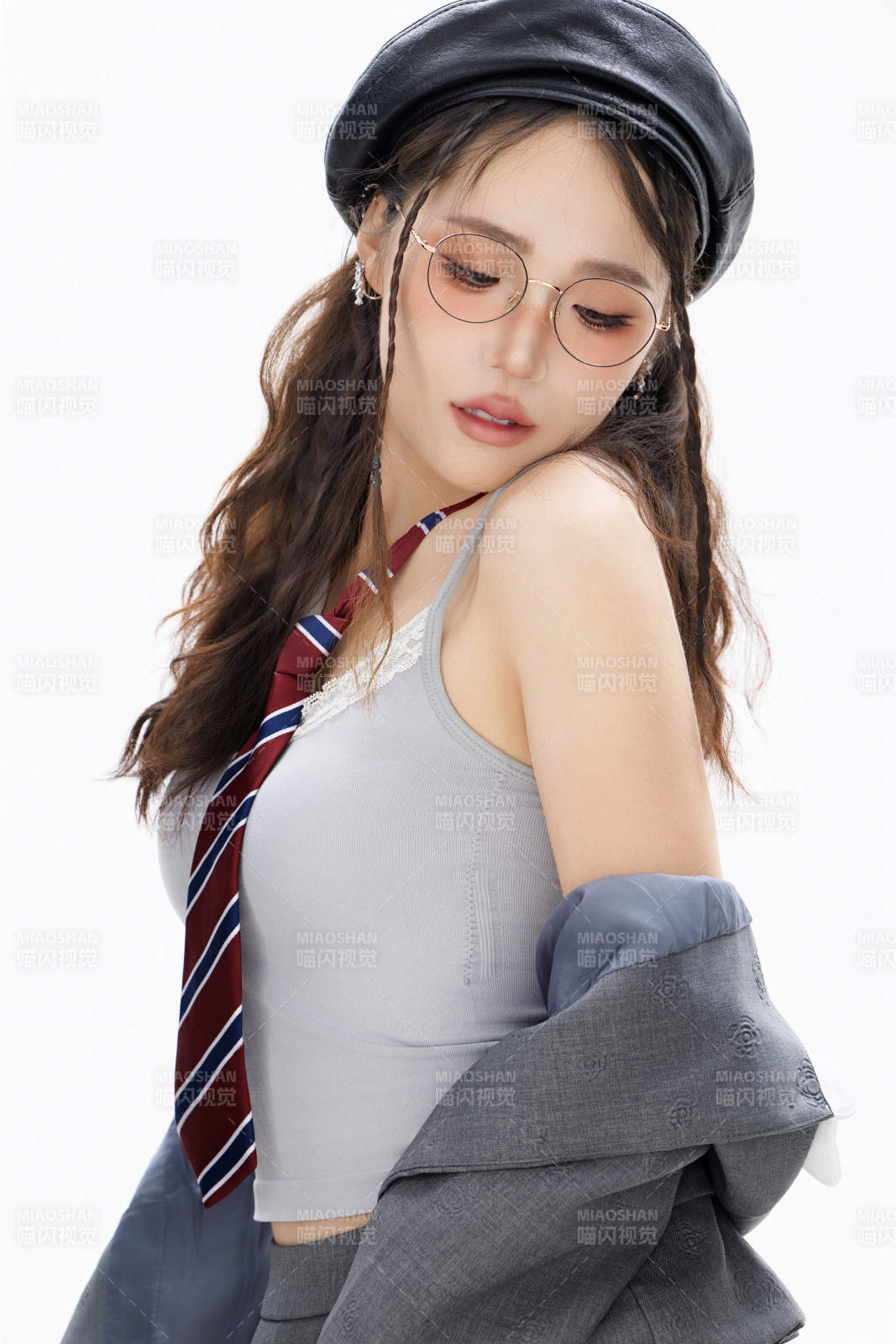 影棚拍攝身穿制服裝扮時尚的亞洲美女